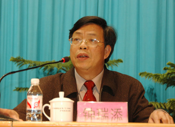 会议由校评建领导小组常务副组长、副校长钟瑞添主持