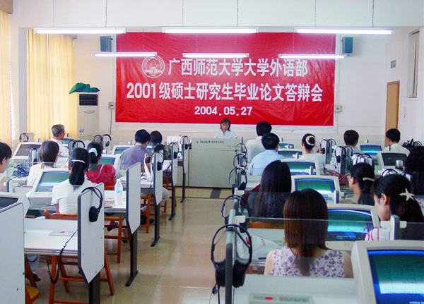 硕士研究生正在进行答辩。