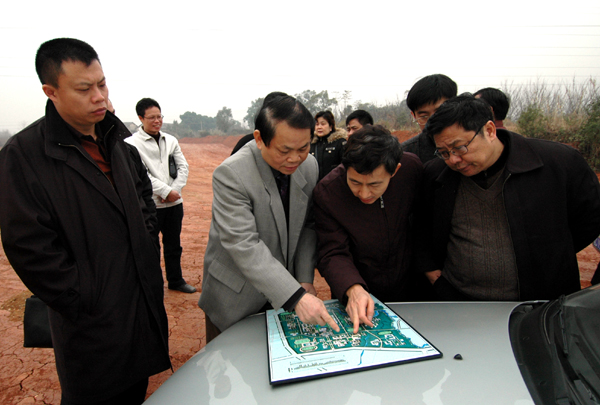 副校长蓝常周在实地向自治区检查组汇报工作情况