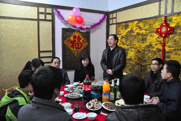 团拜会上，校党委副书记唐仁郭祝愿大家度过一个愉快的新春佳节