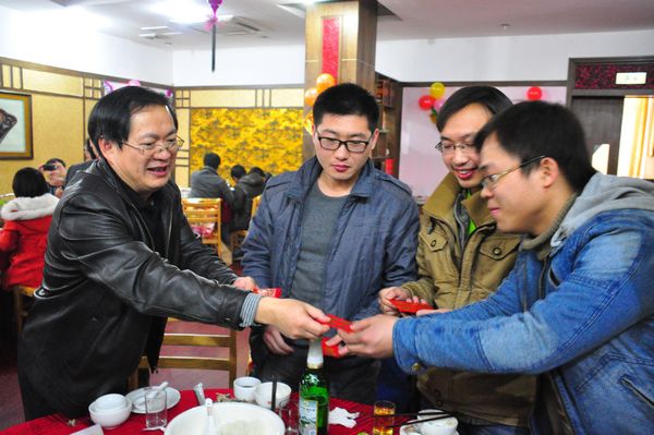 校领导向留校学生发放新年红包