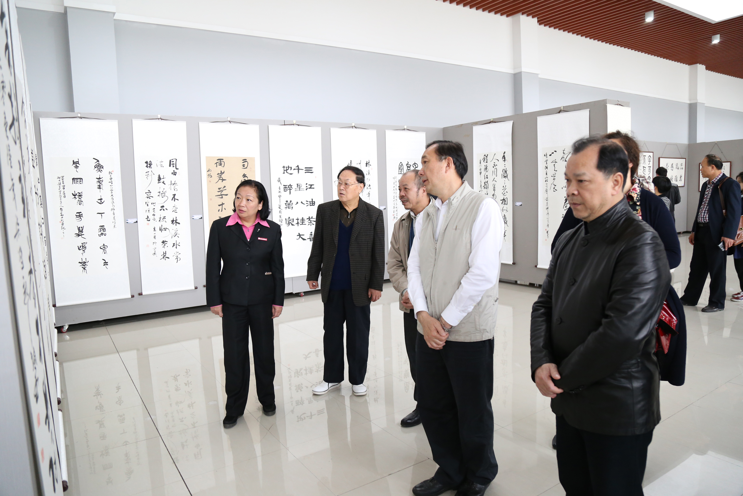 10参观作品展00.jpg