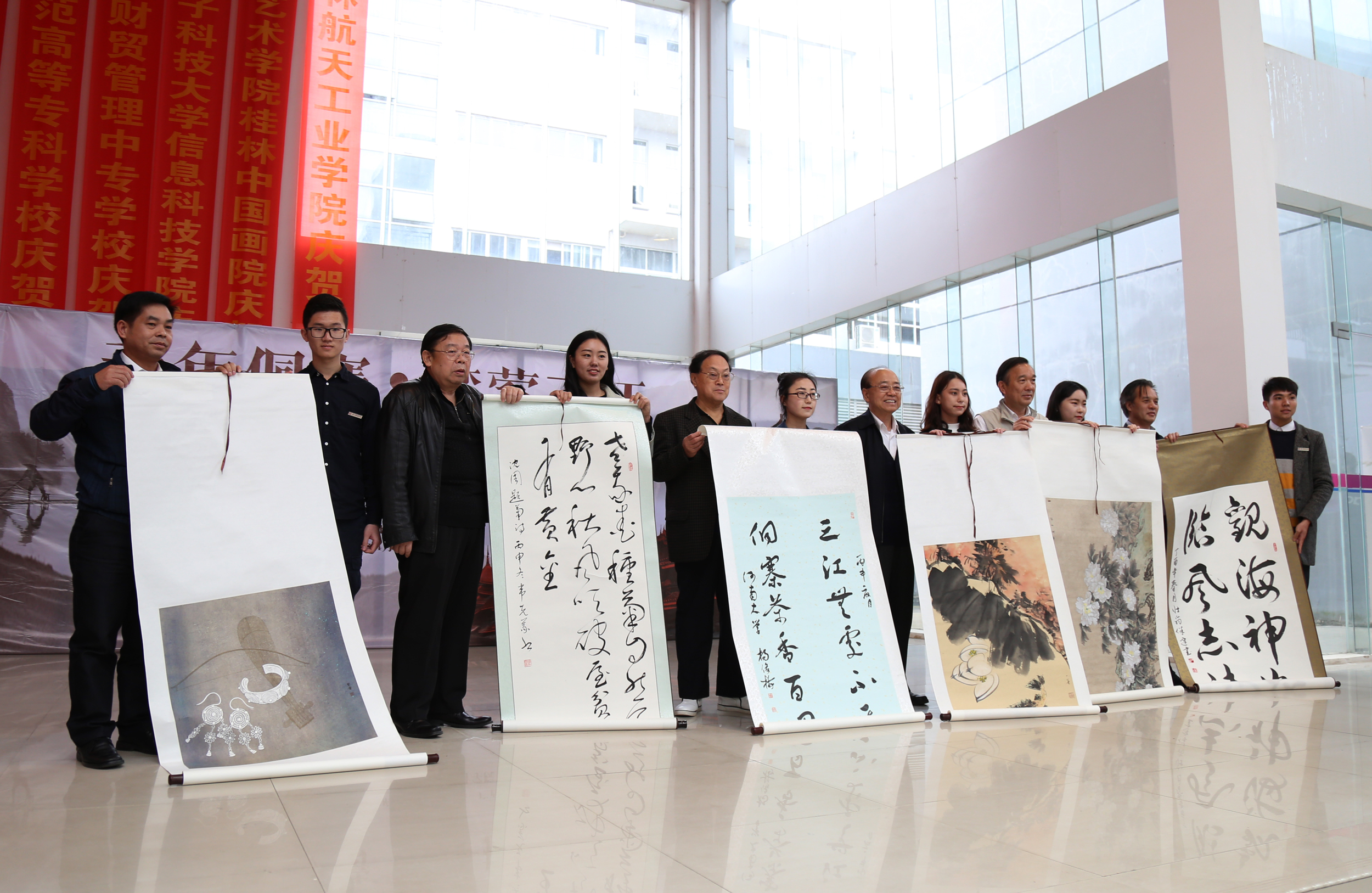 10自治区人民政府驻北京办事处领导向我校捐赠书法绘画作品20.jpg