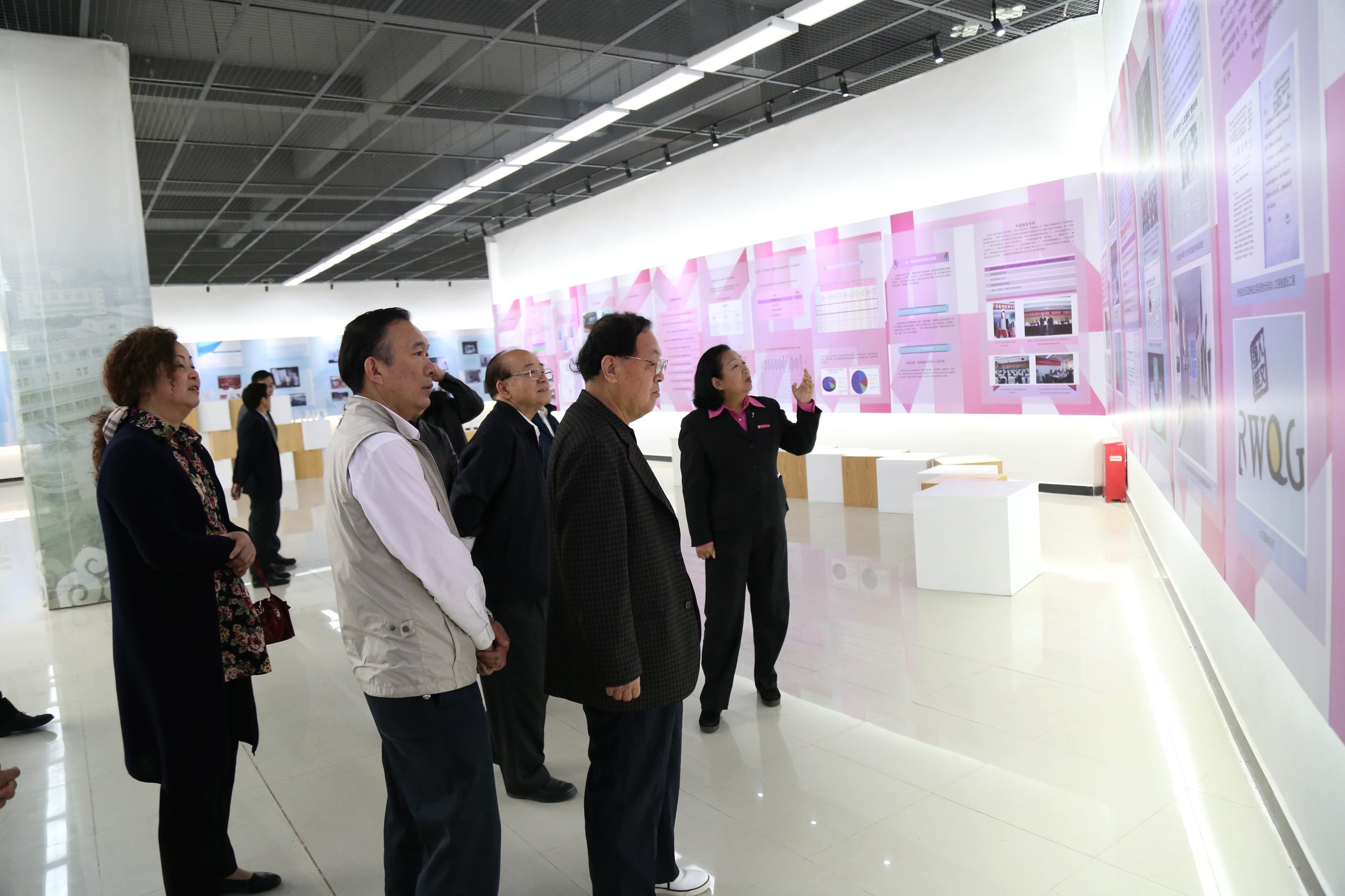 10参观我校办学成就展.jpg