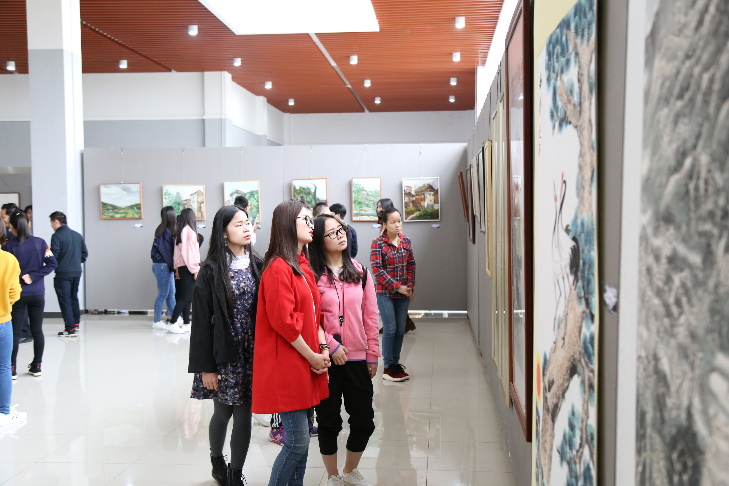 10学生在参观作品3.jpg