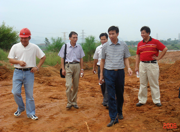 梁宏校长正在视察雁山校区建设工地道路管网工程进展情况。