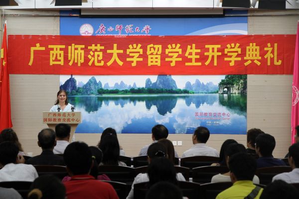 留学生代表费兰花(俄罗斯籍)发言