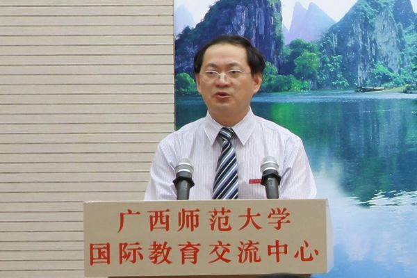 校党委副书记唐仁郭在留学生开学典礼上致辞