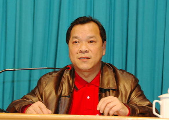 全国人大代表、我校副校长白晓军在会上传达了十届全国人大五次会议和全国政协十届五次会议精神