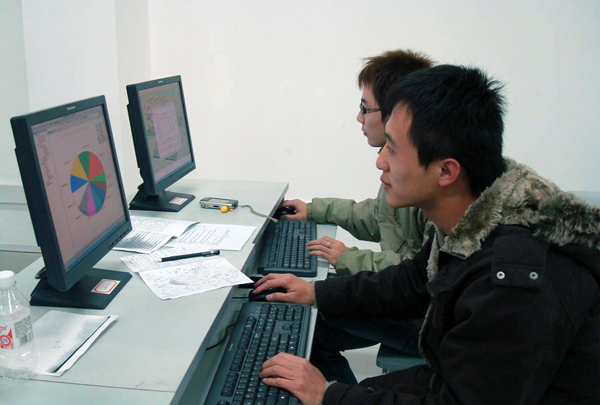 运营管理大赛中选手在认真操作。