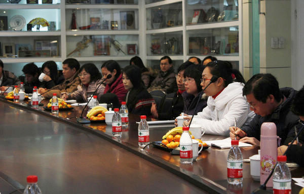 参加座谈会的青年教师代表畅所欲言，各抒己见