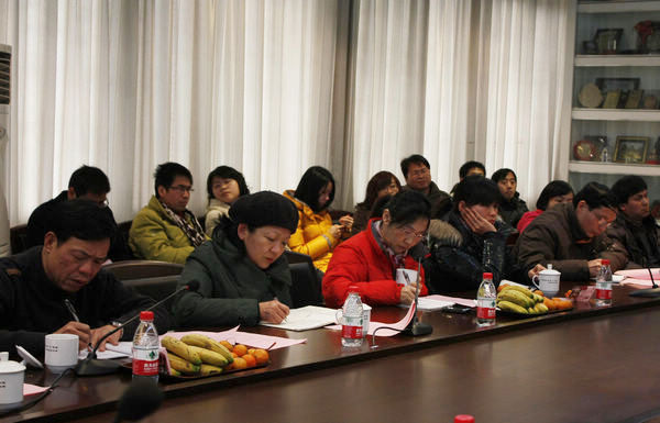 王枬书记（左二）、钟瑞添副校长认真记录青年教师代表的发言并与大家沟通交流