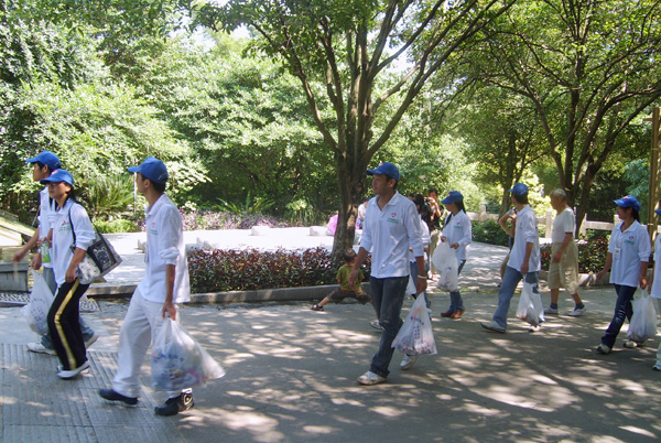 清除公园垃圾。