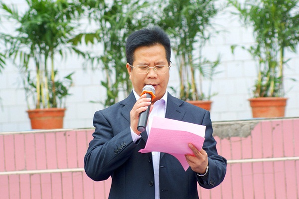 副校长覃卫国代表我校和教育发展基金会讲话