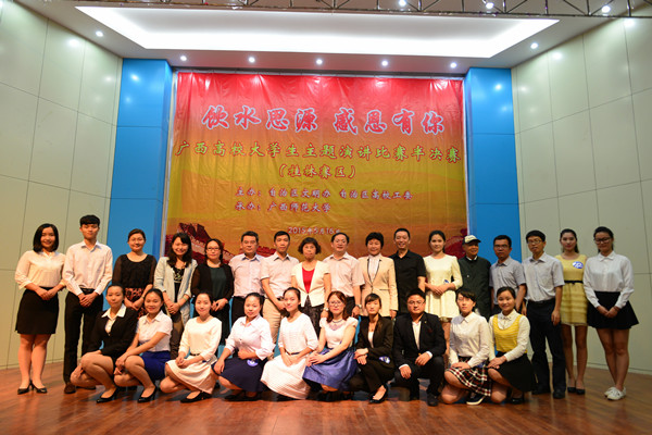 嘉宾评委与选手们合影