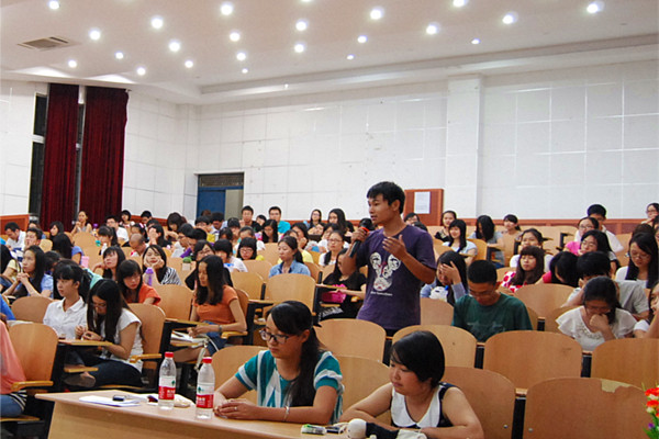 学生积极提问，主动交流