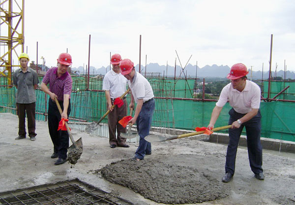 校党委王源平（右一）副书记一行为大楼封顶。