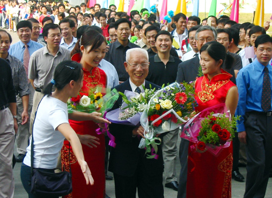 我校师生热烈欢迎田家炳先生回校。