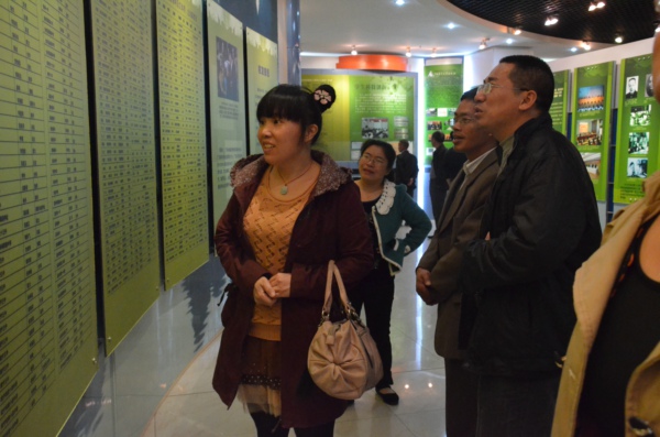 文洞完小的教师参观我校办学成就展