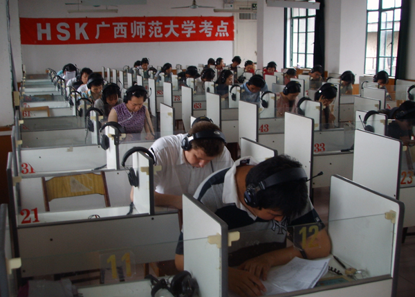 考生们在认真考试。