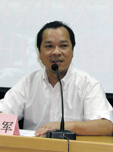 白晓军副校长在典礼上发言。