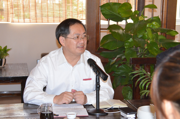 校党委副书记唐仁郭主持座谈会