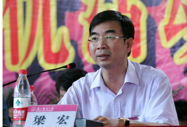 校长梁宏同志代表校领导作个人公开承诺