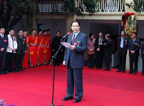 自治区人民检察院副检察长陈普生在仪式上致词。