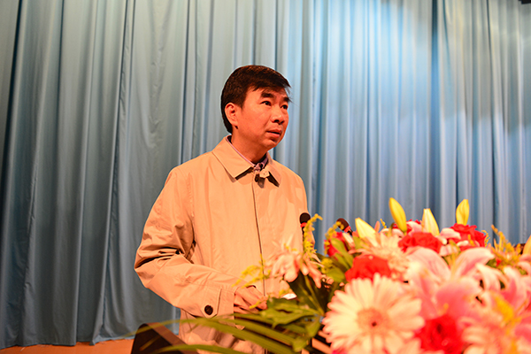 校长梁宏在成立大会上讲话