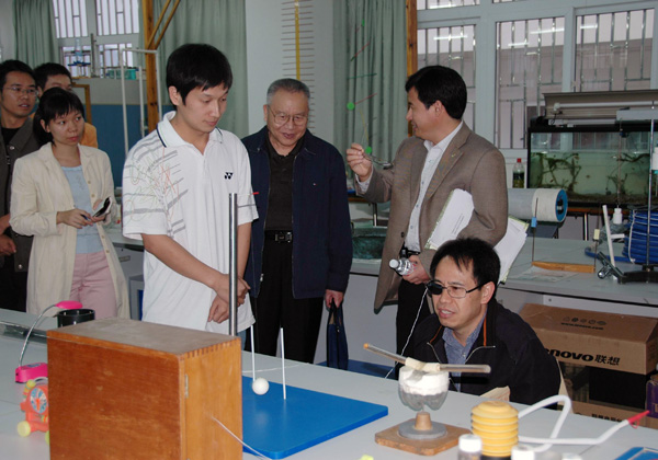 专家组实地考察“基础教育课程与教学研究及其人才培养创新团队实验室情况”。