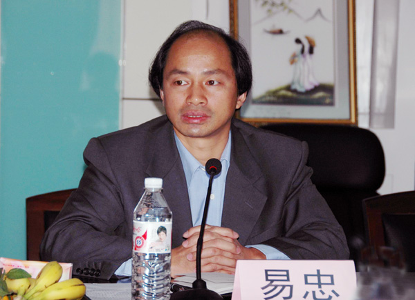 易忠副校长在检查工作会上代表学校汇报情况。