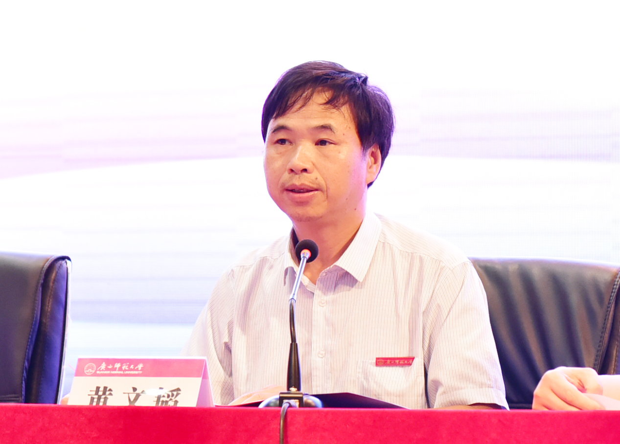 校党委常委、副校长黄文韬同志宣读2016-2018年度校级先进集体、优秀教师、先进工作者表彰文件和2018年度教书育人楷模表彰文件.jpg