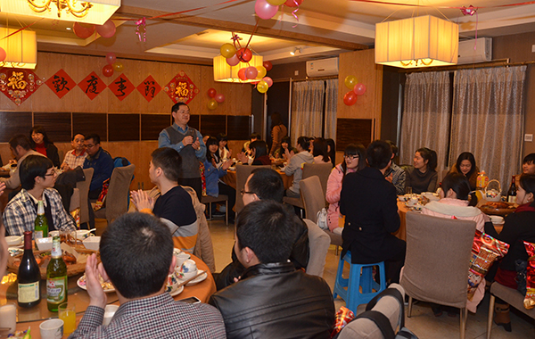 唐仁郭副书记向留校过年的同学们致以诚挚的新年祝福