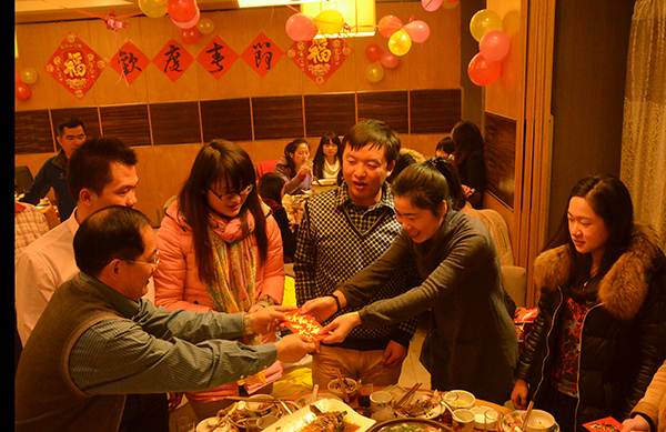 唐仁郭副书记向留校学生发放新年礼包和红包