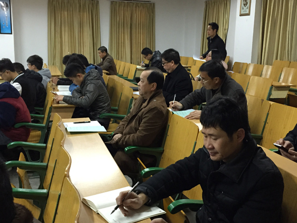 副校长白晓军在历史文化与旅游学院听课（文旅学院供图）