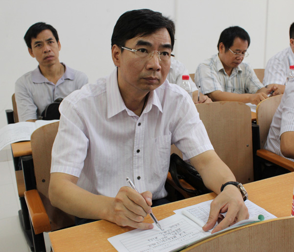 梁宏校长在文学院听课( 郭雄翡 摄)