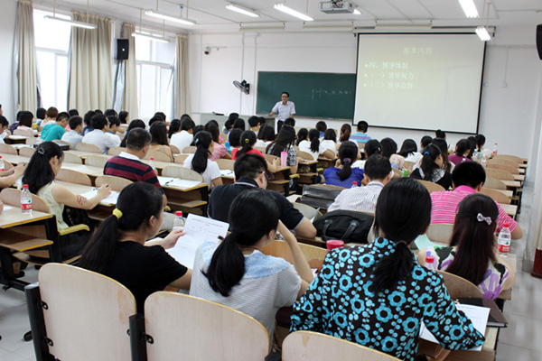 严肃整齐的课堂(大学生通讯社 郭雄翡 摄)