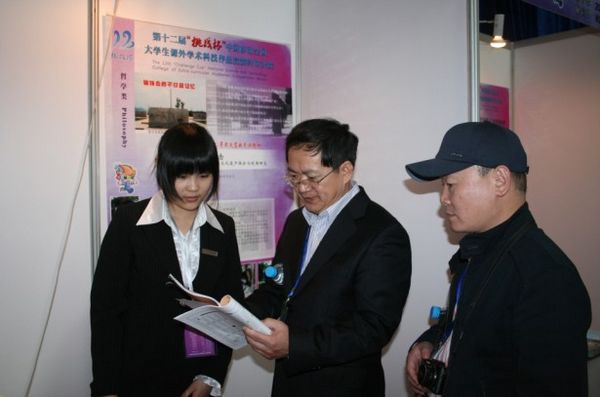 我校党委副书记唐仁郭(右二)观看我校作品