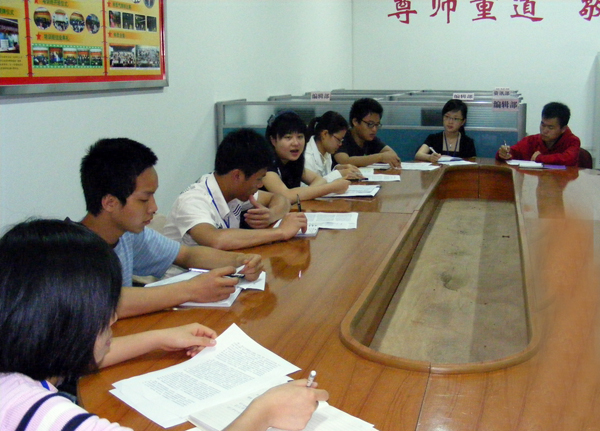 校大学生记者团认真学习胡锦涛总书记在北大座谈会上的讲话精神。