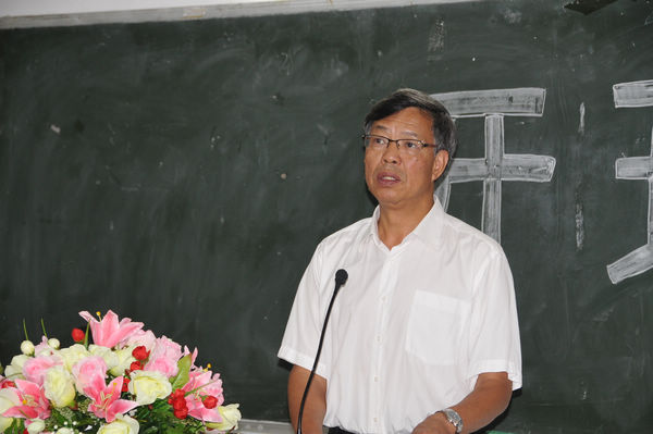 钟瑞添副校长在开班仪式上讲话