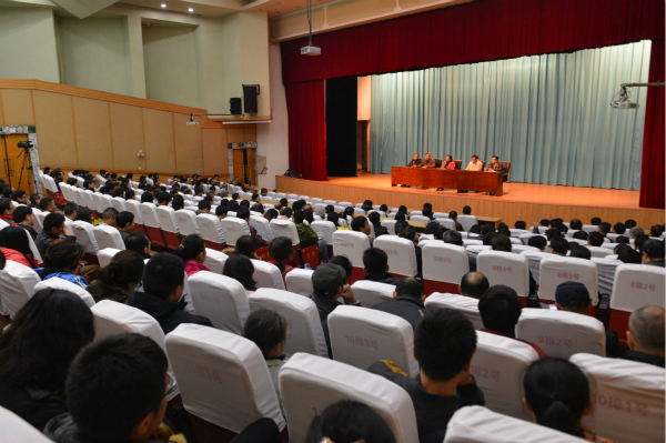 学校领导通报情况（宣传部  张婷婷 摄）