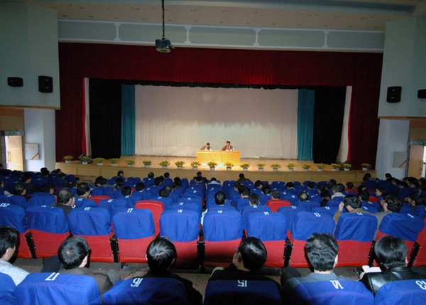 11月29日，我校在田家炳教育书院报告厅召开全校副处级以上干部大会。