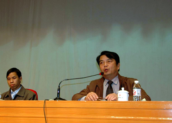 校党委书记陈大克在会上布置了2005年我校中层领导班子和领导成员年度考核及领导班子换届工作。