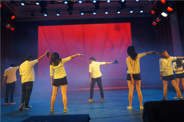 国教院五洲艺术团现代舞表演《Suit and tie》