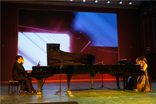钢琴八手联弹《祝酒歌》（大学生通讯社陶颖 蔡彬彬 黄敏静 奉偲茗 摄）