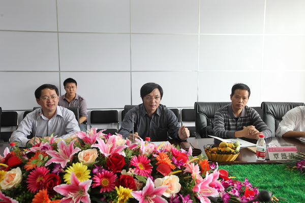 唐仁郭副书记（左一）、李传起副校长（左二）向来访客人介绍我校情况