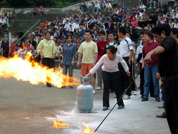 学生们正轮流进行灭火演练。