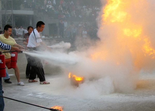同学们正在进行集体灭火演练。