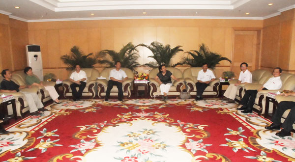 前来慰问的市领导与我校领导和教师代表座谈。