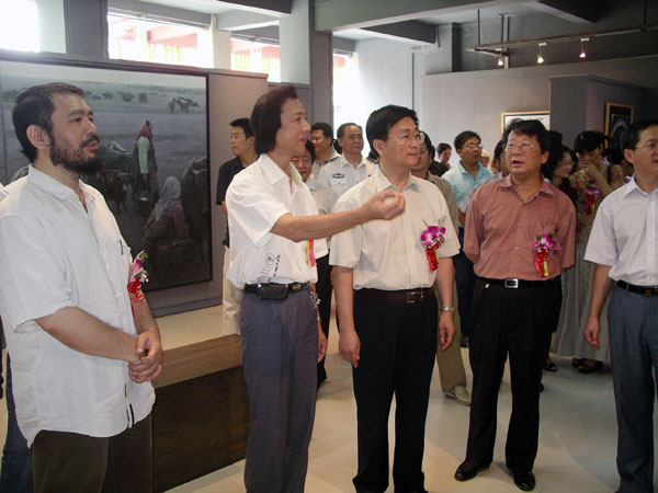 嘉宾们在观看叶峰教授的作品。